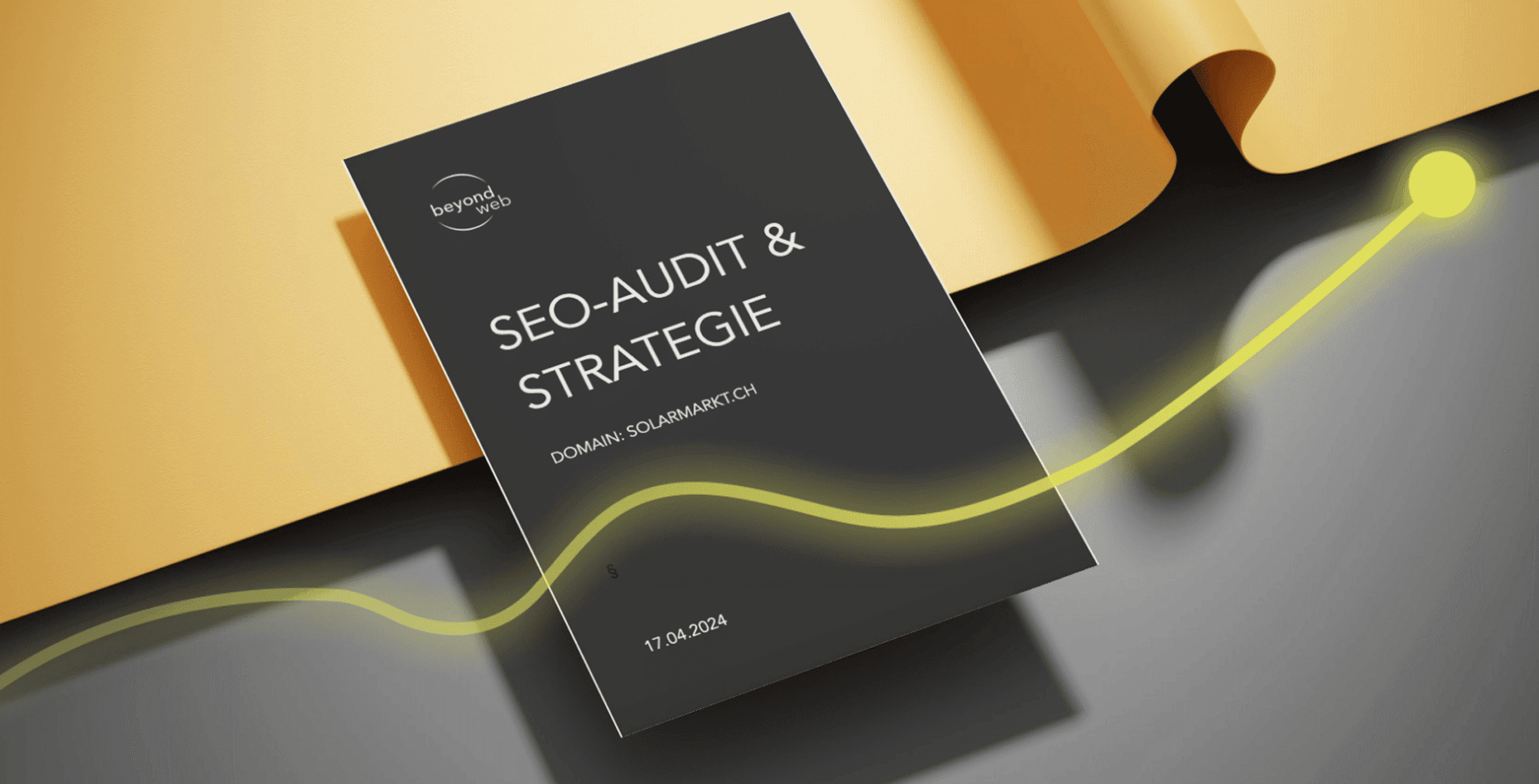 Eine Broschüre mit dem Titel „SEO-Audit & Strategie“ vom 17.04.2024 liegt auf einer grauen Fläche neben einem zusammengerollten gelben Blatt, über das eine gelbe Liniengrafik verläuft.